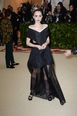 Lily Collins (Givenchy giyen) Heavenly organları için gelenler: moda ve Katolik hayal met Gala Kostüm Enstitüsü yıllık yararı-Part 2, Metropolitan Müzesi Sanat, New York, NY Mayıs 7, 2018. Fotoğraf: Kristin Callahan/Everett Collect