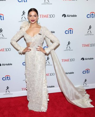 Zaman 100 Gala, Lincoln Center 'ın Frederick P. Rose Hall, New York, NY Nisan 24, 2018 de caz gelen gelenler de dip Padukone. Fotoğraf: Andres Otero/Everett Collection