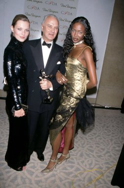 Kate Moss (bir elbise bir Julie Christie maç için yapılan giymek film ' ' şampuan ' ' giydi), Manolo Blahnik ve Naomi Campbell, CFDA Ödülleri, Şubat 8, 1998 (Sean Roberts/Everett Collection tarafından fotoğraf)