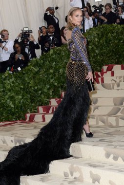 Jennifer Lopez (Balmain giyiyor) Heavenly Bodies için gelenler: Moda ve Katolik Hayal Met Gala Kostüm Enstitüsü Yıllık Yardım - Bölüm 3, Metropolitan Museum of Art, New York, Ny Mayıs 7, 2018. Fotoğraf: Kristin Callahan / Everett Collec