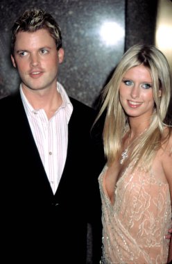 Bryan Mcfayden ve Nicky Hilton VH1 Vogue moda Ödülleri, NY 10/15/2002, CJ Contino tarafından
