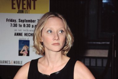 Anne Heche Barnes & Noble'da otobiyografisi Nyc'nin imzasını imzalayarak, 9/7/2001 