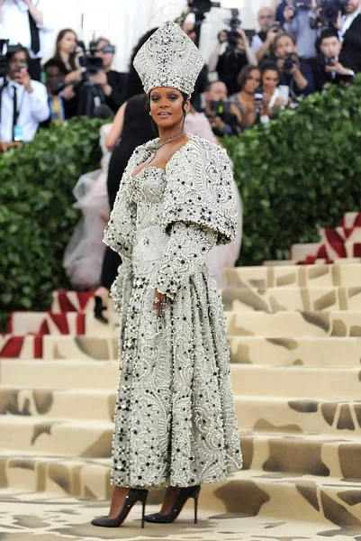 Rihanna Przyjazdy Dla Ciał Niebieskich Moda Catholic Imagination Met Gala — Zdjęcie stockowe