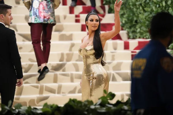 Kim Kardashian Noszenie Versace Przy Przyjazdów Ciał Niebieskich Moda Katolicka — Zdjęcie stockowe