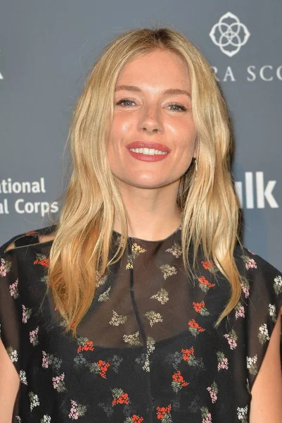 Sienna Miller Las Llegadas Para International Medical Corps Summer Benefit — Foto de Stock