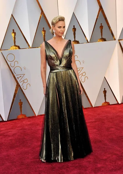 Charlize Theron Portant Dior Aux Arrivées Pour Les 89E Oscars — Photo