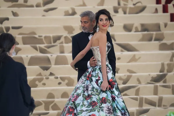 George Clooney Amal Clooney Arrivals Heavenly Bodies Fashion Catholic Imagination — Stock Photo, Image