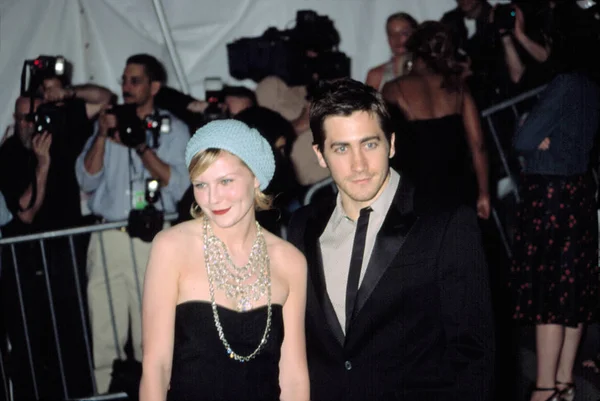 Kirsten Dunst Jake Gyllenhaal Metropolitan Museum Art Goddess Gala 2003 — стоковое фото