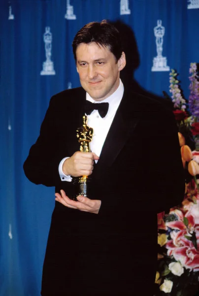 Cameron Crowe Holding His Oscar Best Screenplay Academy Awards 2001 — стоковое фото