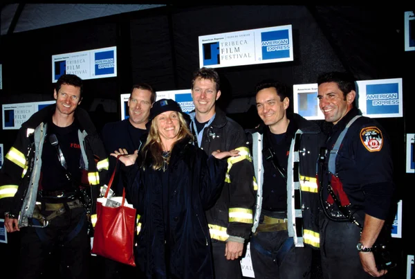 Френсіс Mcdormand Членами Fire Департаменту Двигуна Компанія Tribeca Кінофестивалю 2002 — стокове фото