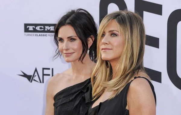 Courteney Cox Jennifer Aniston Vid Ankomst För Afi Life Achievement — Stockfoto