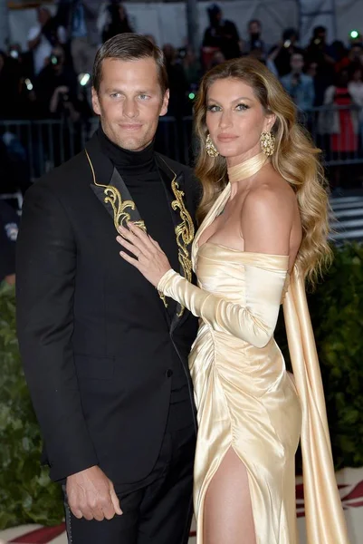 Tom Brady Gisele Bundchen Arrivals Heavenly Bodies Fashion Catholic Imagination — Stock Photo, Image