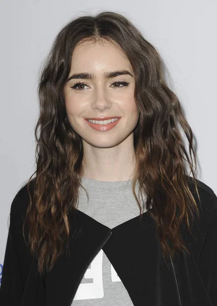 Lily Collins Vid Ankomst Till Day California Forum Los Angeles — Stockfoto