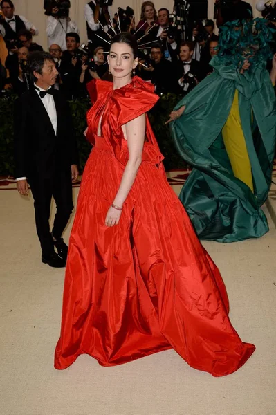 Anne Hathaway Con Valentino Las Llegadas Heavenly Bodies Fashion Catholic — Foto de Stock