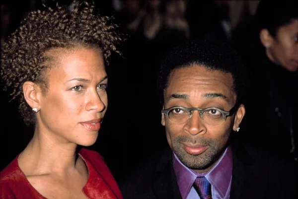 Spike Lee (Yönetmen) ve eşi 25 saat prömiyerinde, NY 12/16/2002, CJ Contino tarafından