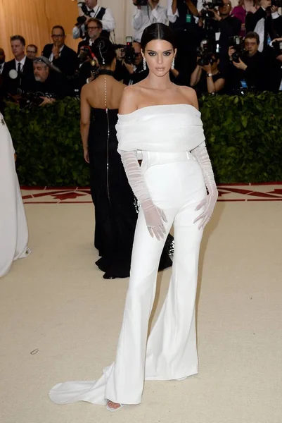 Kendall Jenner Purtând Costum White Sosirile Pentru Corpurile Cerești Modă — Fotografie, imagine de stoc