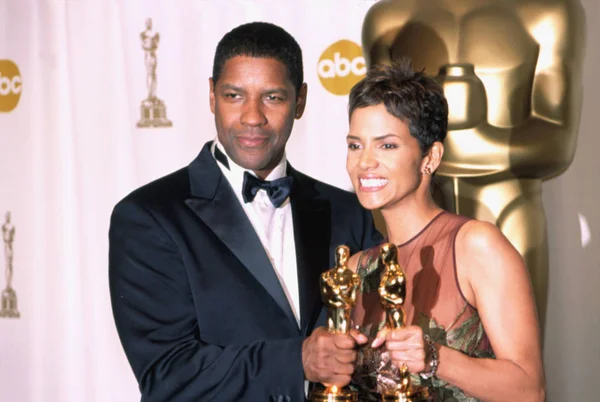 Denzel Washington Halle Berry Aux Academy Awards 2002 Par Robert — Photo