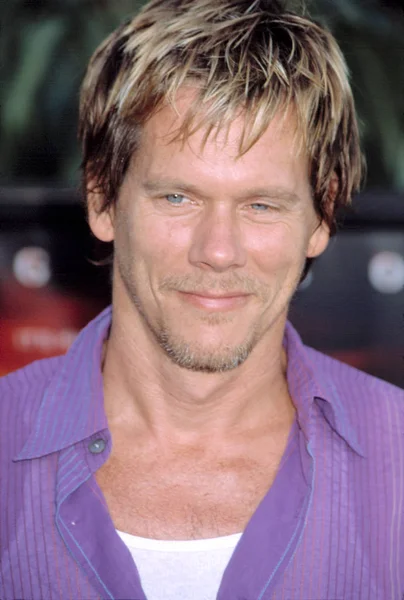 Kevin Bacon Premiere Signs 2002 — Stock Photo, Image