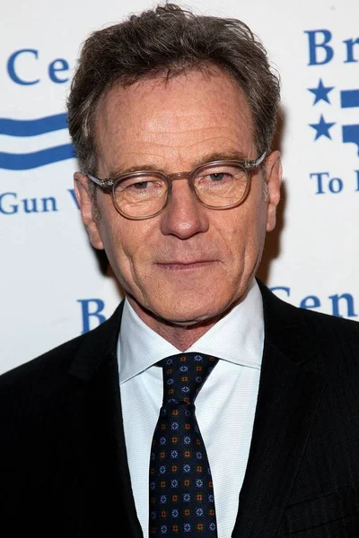 Bryan Cranston Při Příjezdu Brady Centra Pro Prevenci Zbraní Violences — Stock fotografie