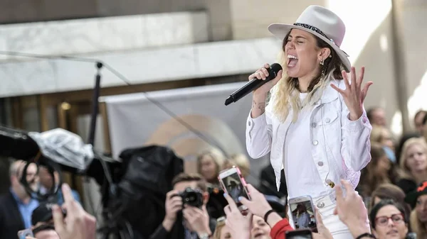 Miley Cyrus Színpadon Nbc Today Show Koncert Miley Cyrus Rockefeller — Stock Fotó