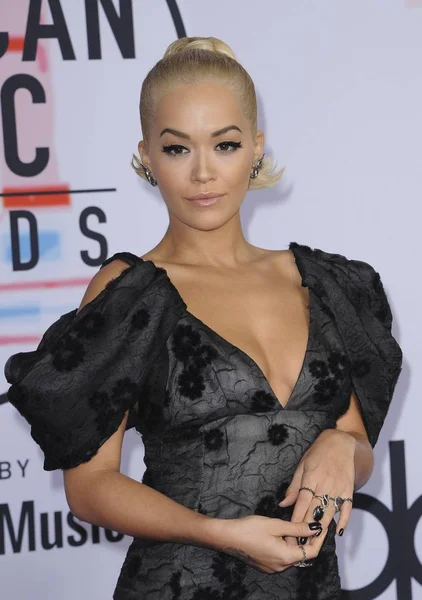 Rita Ora Agli Arrivi Gli American Music Awards 2018 Arrivi Foto Stock Royalty Free