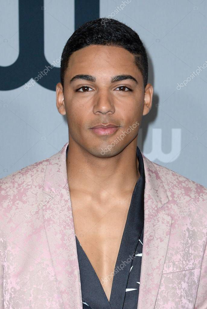 Michael Evans Behling a las llegadas para The CW Network 2018 New York