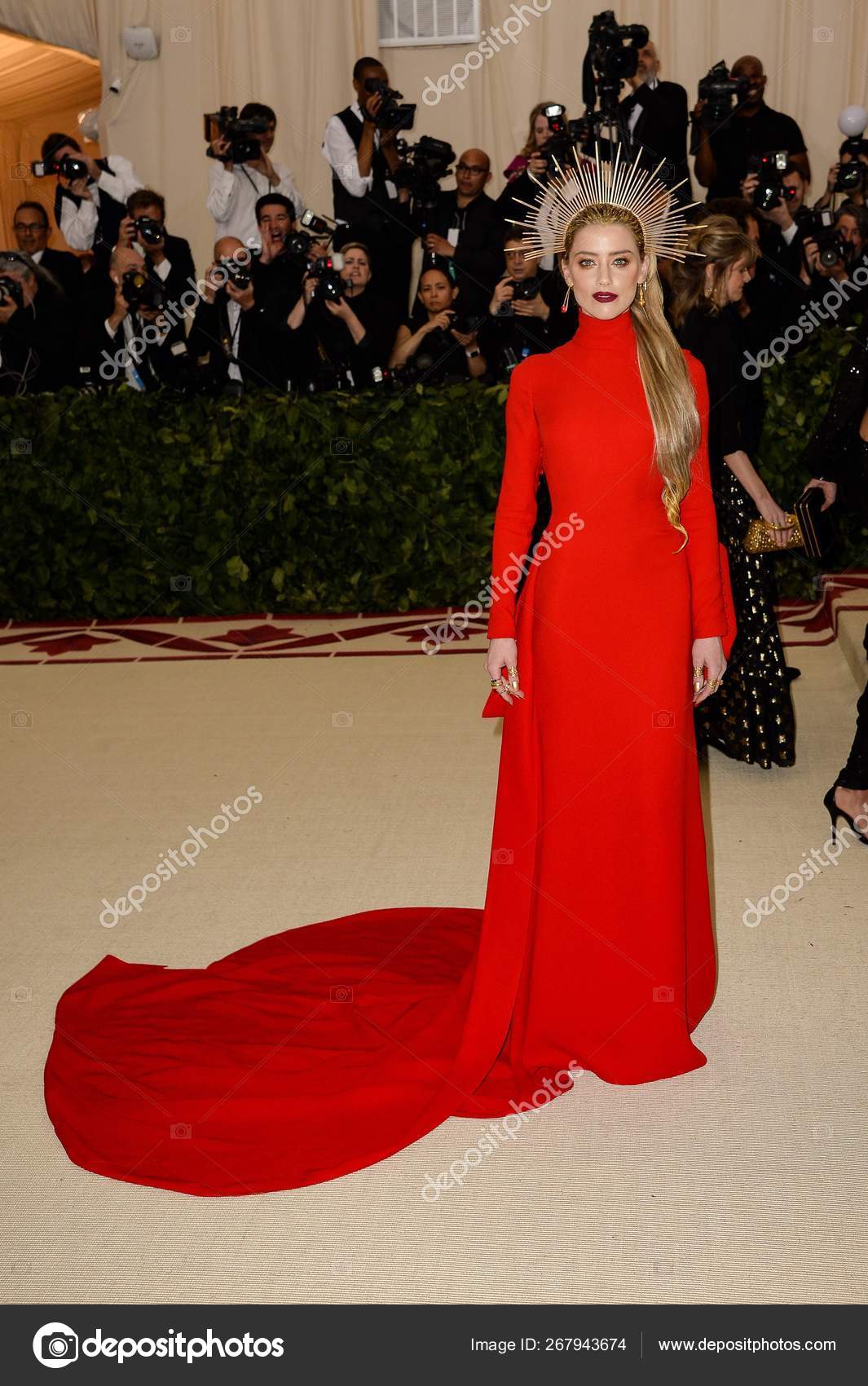 Amber Heard Klädd Carolina Herrera Vid Ankomst För Heavenly Organ