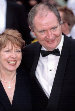 Jim Broadbent ve eşi Akademi Ödülleri, 3/24/2002, La, CA, Robert Hepler.
