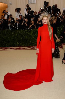 Amber Heard (Carolina Herrera giyen) Heavenly organları için gelenler: moda ve Katolik hayal met Gala Kostüm Enstitüsü yıllık yararı-Bölüm 1, Metropolitan Museum of Art, New York, NY Mayıs 7, 2018. Fotoğraf: Kristin Callahan/Everett 