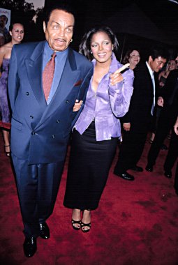 Janet Jackson and dad, Joe,  at premiere of Nutty Professor 2: The Klumps, LA, CA 7/24/00, by Sean Roberts/Everett Collection.