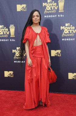 Tessa Thompson (Rosie Assoulin giyiyor) 2018 Mtv Movie & Tv Ödülleri için gelenler, Barker Hangar, Los Angeles, Ca Haziran 16, 2018. Fotoğraf: Elizabeth Goodenough / Everett Koleksiyonu