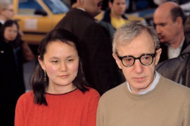 Soon-Yi Previn ve Woody Allen (Yönetmen) Hollywood Ending prömiyeri, NY 4/23/2002, CJ Contino tarafından
