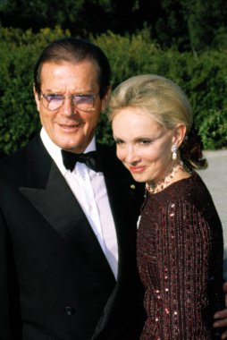 Roger Moore & karısı Amerikan Komedi ödülleri 'nde, La, 4/25/2001 Robert Hepler tarafından.