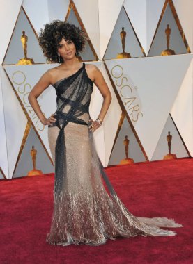 Halle Berry (Versace giyen) 89th Akademi Ödülleri Oscars 2017-gelenler 2, Hollywood ve Highland Center, Los Angeles, CA Şubat 26, 2017 de Dolby Theatre için gelen gelenler. Fotoğraf: Elizabeth Goodenough/Everett Collection