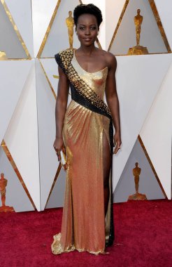 Lupita Nyong 'O (bir Atelier Versace elbisesi giyen) 90 Akademi Ödülleri için gelenler-gelenler 2, Hollywood ve Highland Center, Los Angeles, CA Mart 4, 2018 Dolby Theatre. Fotoğraf: Elizabeth Goodenough/Everett Collection