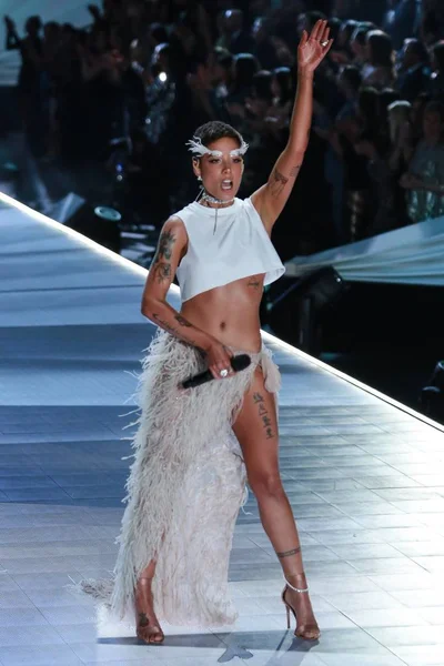 Halsey Kifutópályán 2018 Victoria Secret Fashion Show Kifutópálya Pier New — Stock Fotó