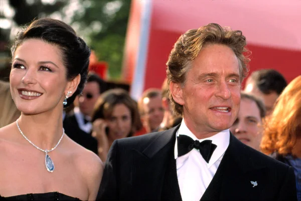 Catherine Zeta Jones Versace Und Michael Douglas Bei Academy Awards — Stockfoto