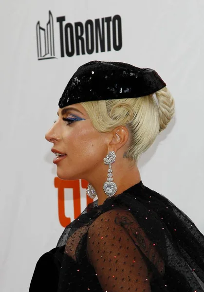 Lady Gaga Bij Aankomst Voor Een Ster Geboren Gala Première — Stockfoto