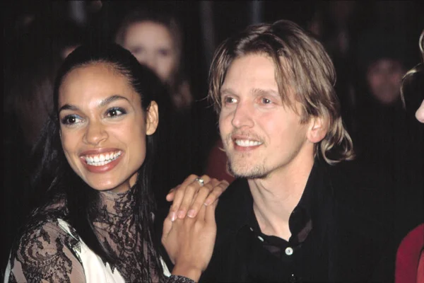 Rosario Dawson Und Barry Pepper Bei Der Premiere Der Stunde — Stockfoto