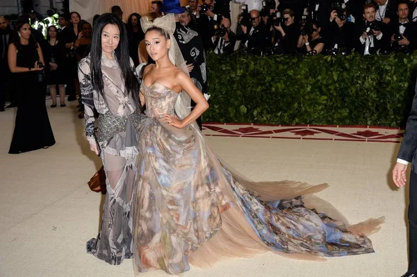 Vera Wang Ariana Grande Vestindo Vera Wang Chegadas Para Corpos — Fotografia de Stock