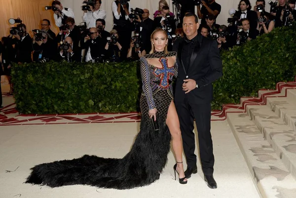 Jennifer Lopez Memakai Balmain Alex Rodriguez Arrival Heavenly Bodies Fashion — Stok Foto