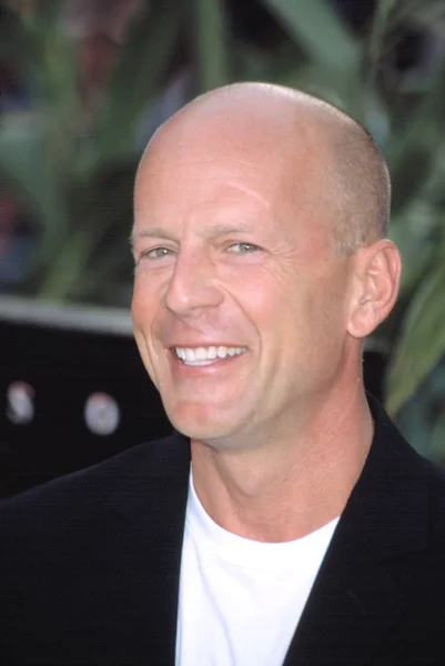 Bruce Willis Premiere Signs 2002 — Stock Photo, Image