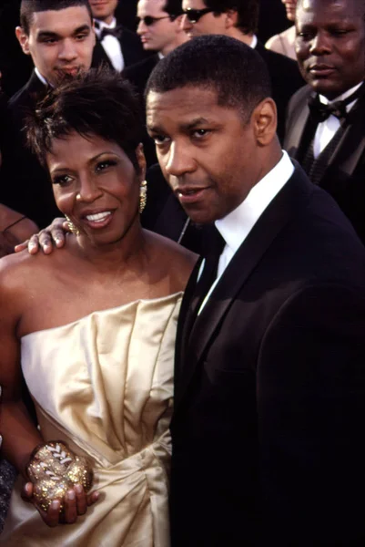 Denzel Washington Wife Pauletta Arriving Academy Awards March 2000 — Stock Photo, Image