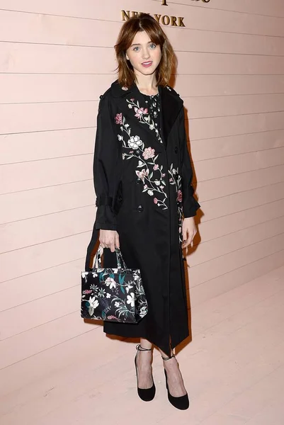 Natalia Dyer Asistiendo Presentación Kate Spade New York Fall Winter —  Fotos de Stock