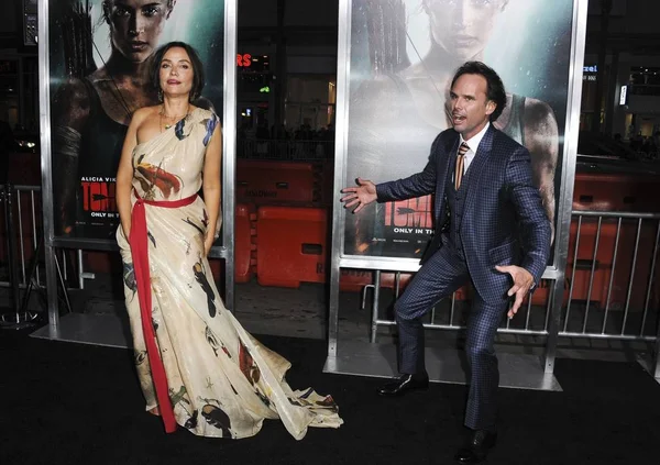 Walton Goggins Nadia Conners Vid Ankomst För Tomb Raider Premiere — Stockfoto