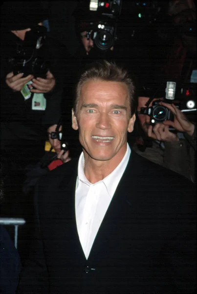 Arnold Schwarzenegger Allo Screening Dei Benefici Collateral Damage 2002 — Foto Stock