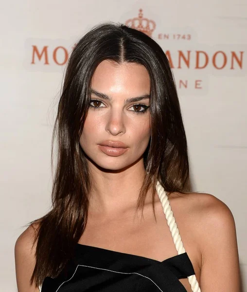 Emily Ratajkowski Pada Saat Kedatangan Moet Chandon Virgil Abloh Bottle — Stok Foto