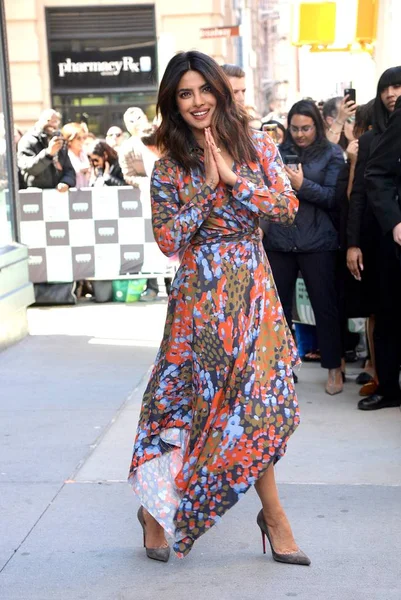 Priyanka Chopra Vistiendo Vestido Vivienne Westwood Para Celebrity Candids Thu —  Fotos de Stock