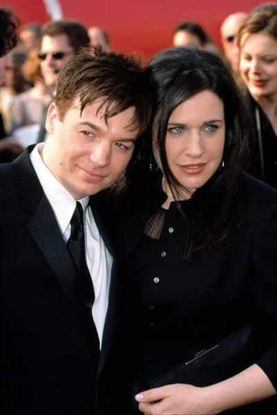 Mike Myers Esposa Los Premios Oscar 2001 Por Robert Hepler — Foto de Stock