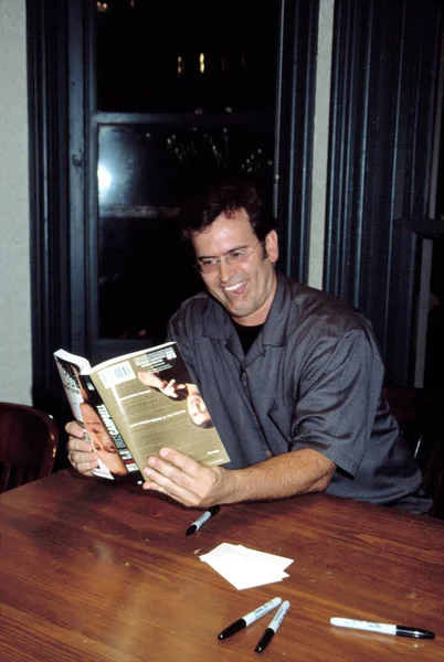 Μπρους Κάμπελ Στην Υπογραφή Βιβλίων Μπαρνς Και Νομπλ 2002 — Φωτογραφία Αρχείου